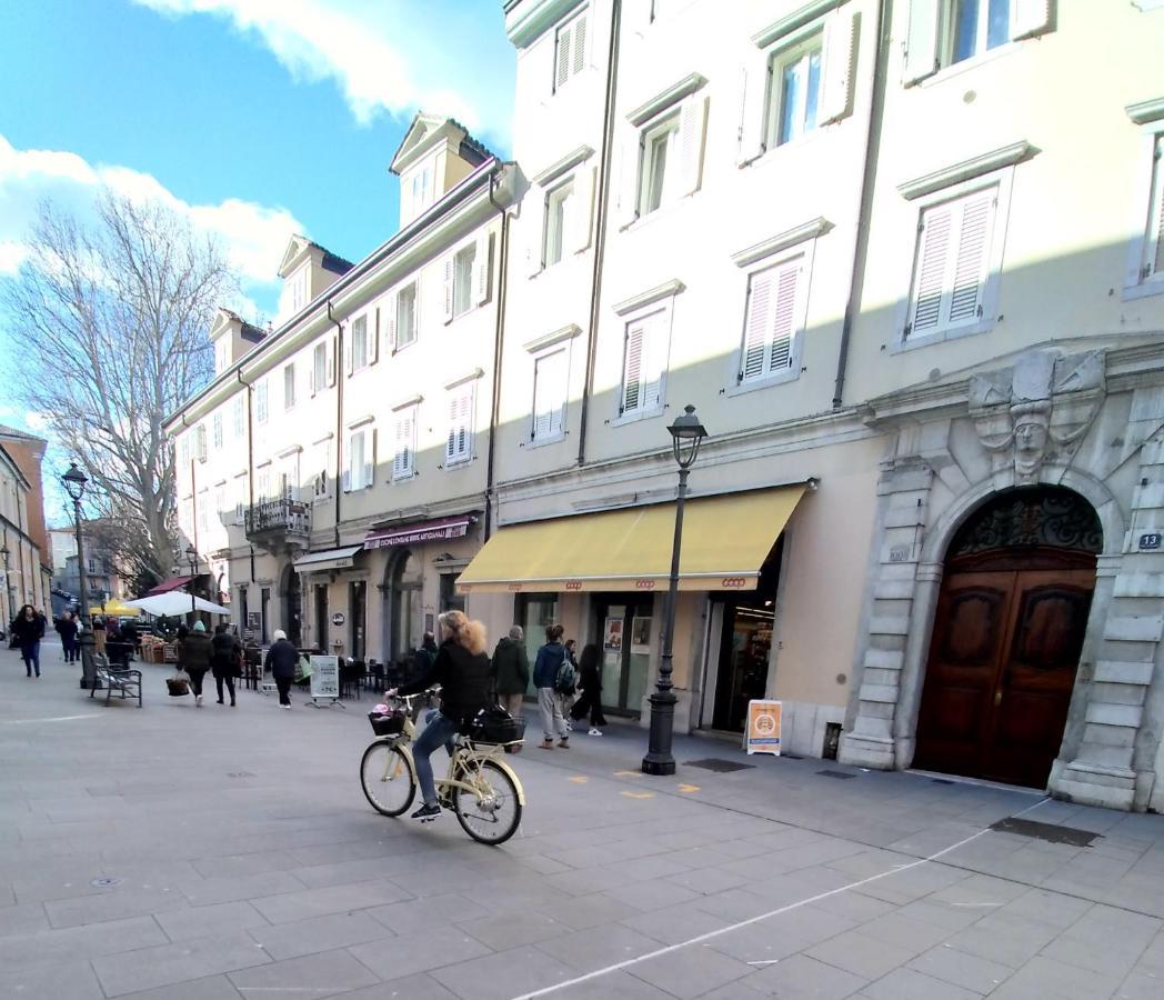 Casa Antica - Historical Apartment In Old City Center Trieste Exterior photo