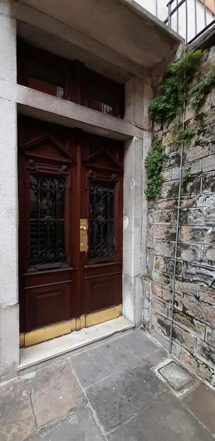 Casa Antica - Historical Apartment In Old City Center Trieste Exterior photo